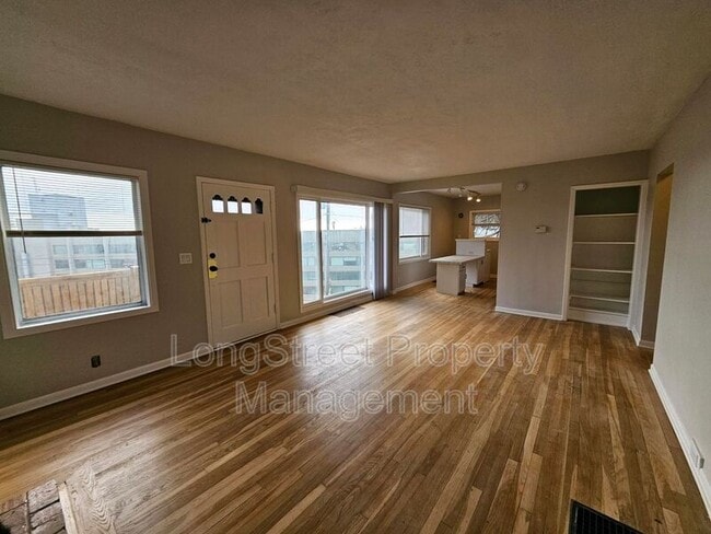 Foto del edificio - 801 SW Broadway Dr