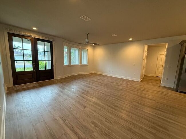 Building Photo - Gulf Breeze - 4 bedroom, 2.5 bathroom - lawn care included