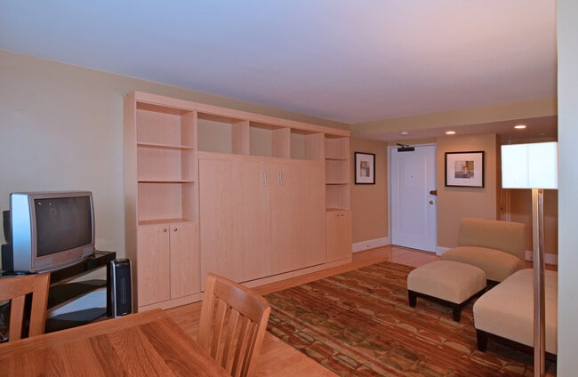 Apartment entry - 1577 N Colonial Ter