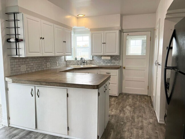 Foto del edificio - Charming 2-Bedroom Home with Character & Spacious Yard