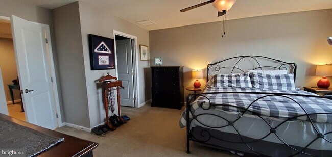 Dormitorio principal con vestidor - 3107 Alliance Ct