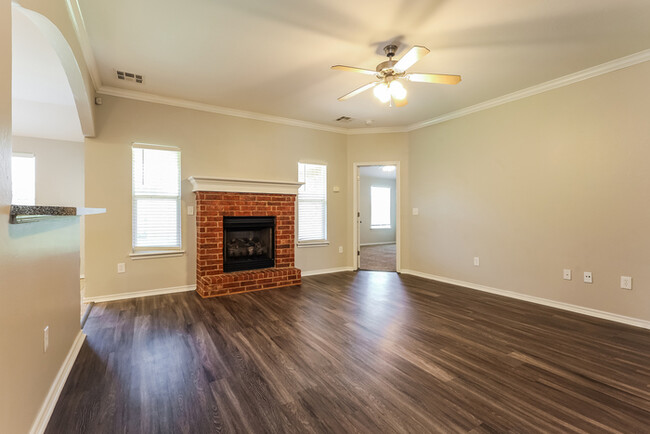 Building Photo - Check out this 3 bed,2 bath