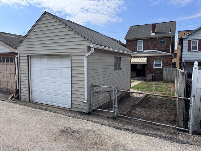 Foto del edificio - Gorgeous Fully Renovated 4-Bed 1-Bath House In Christy Park!!!