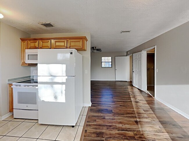 Building Photo - 2021 Monteau Dr