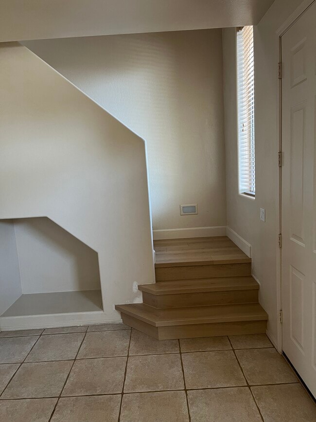 Front Entryway - 140 W Beechnut Pl