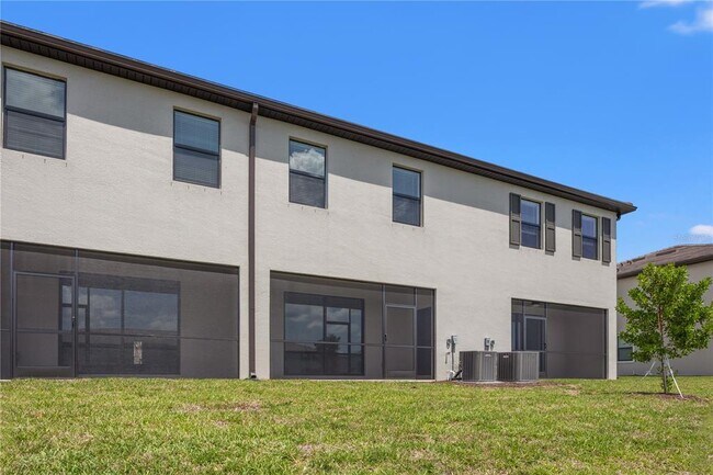 Foto del edificio - 15130 Sunny Day Dr