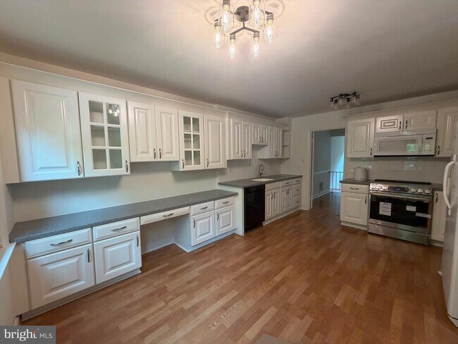 Foto del edificio - 5814 Tudor Ln