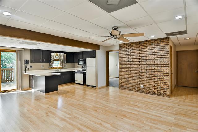 Kitchen with dishwasher - 514 Windsor Rd