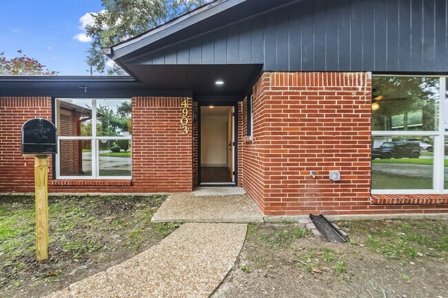 Building Photo - 4903 Mayflower St