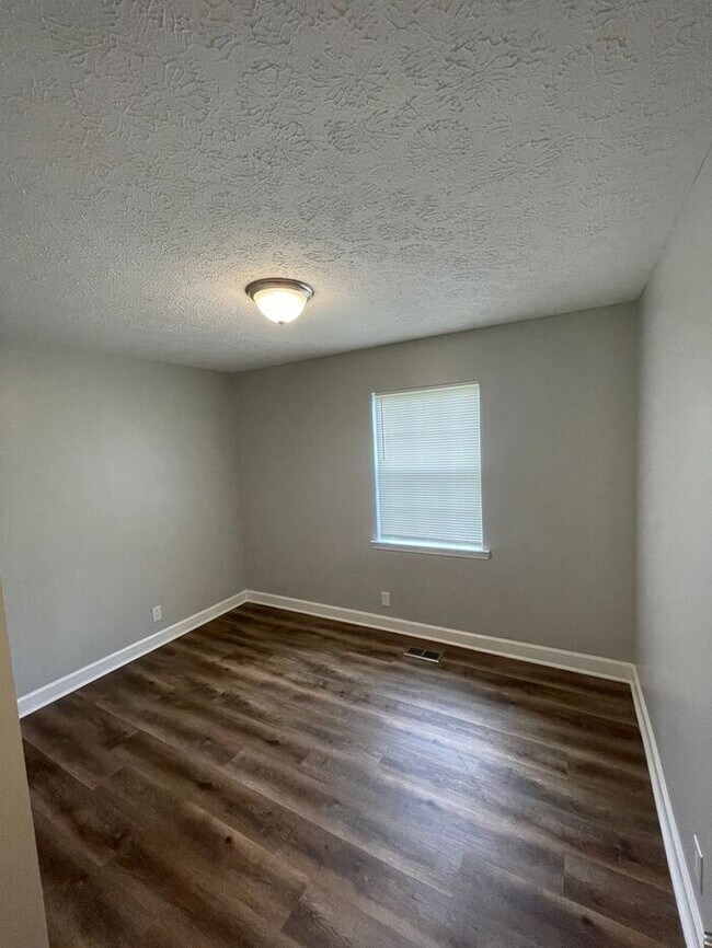 Building Photo - Comfortable 4-Bedroom Home in a Convenient...