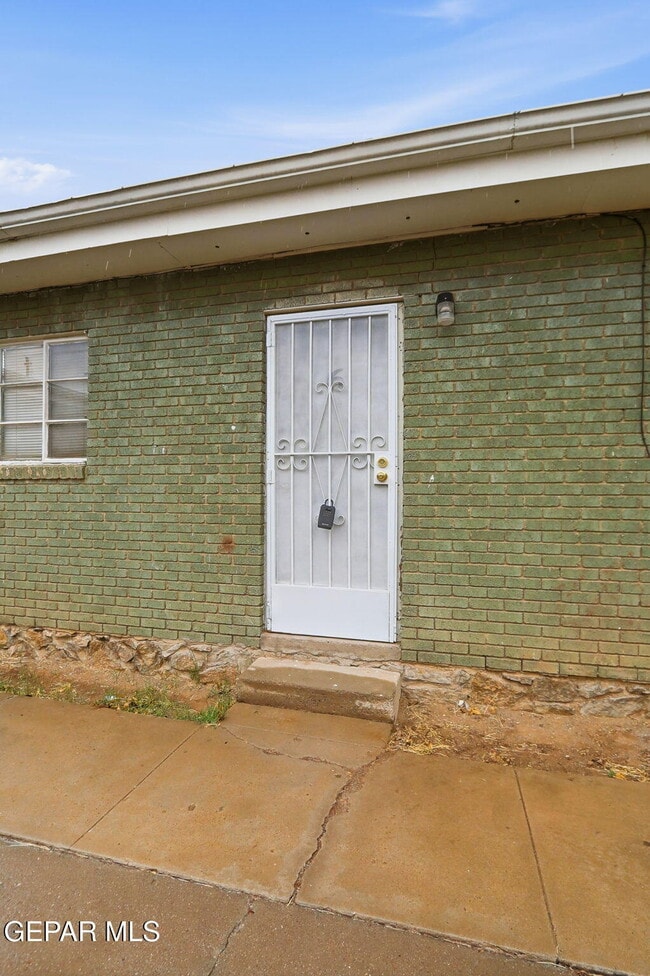 Building Photo - 3912 Kemp Ave