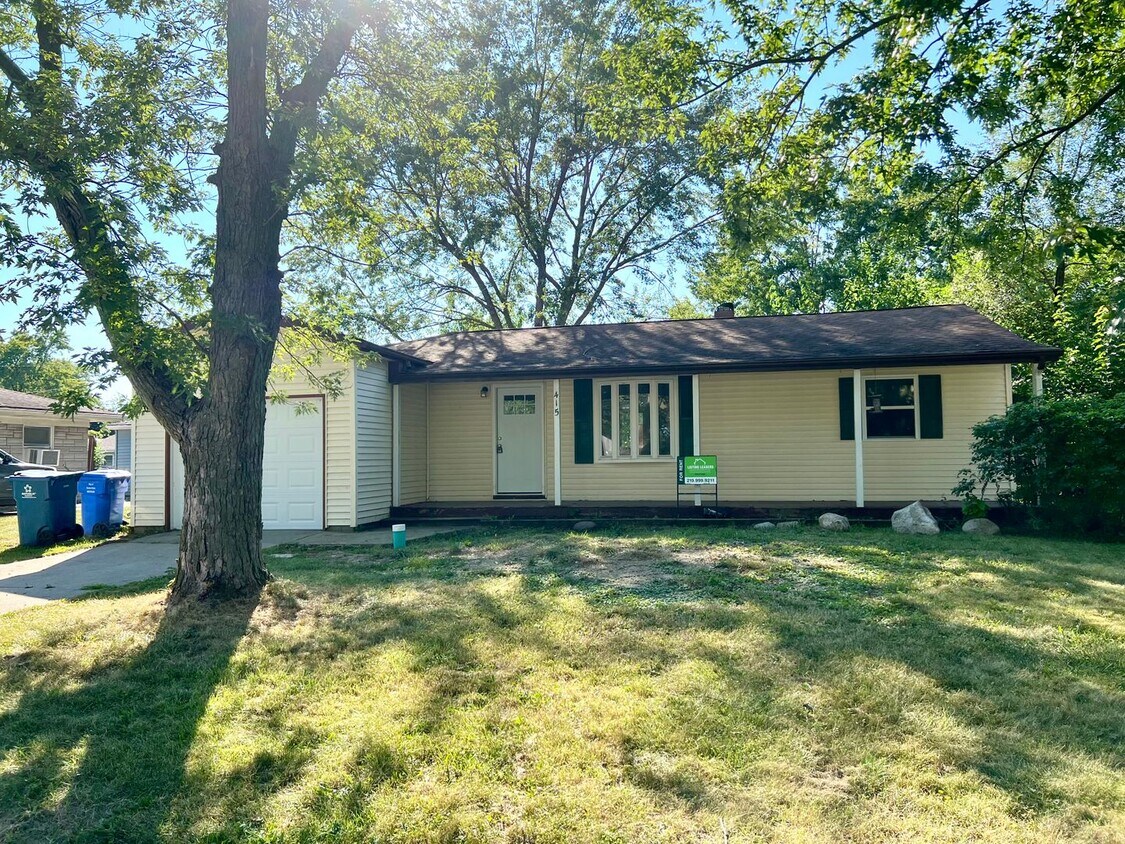 Foto principal - 3BD/1BA Home In Crown Point