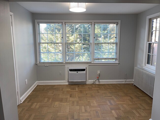 Foto del edificio - 4866 MacArthur Blvd NW