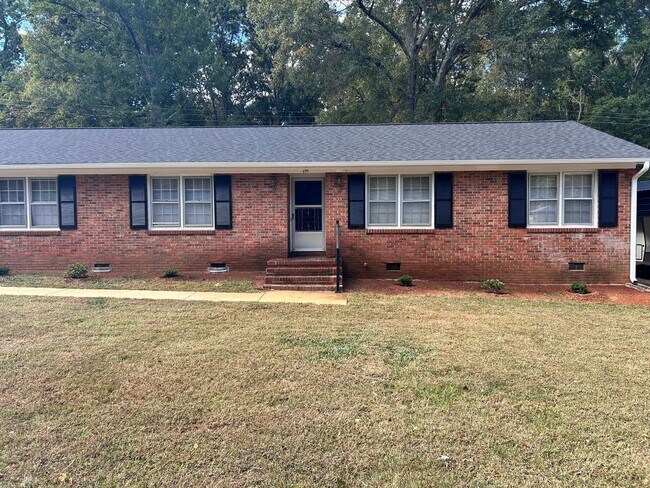 Building Photo - 3 Bedroom, 2 Bathroom Winthrop Heights