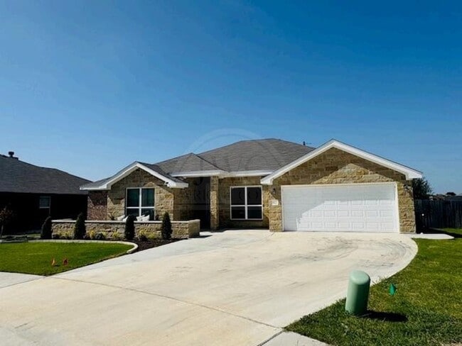 Building Photo - 907 Holliday Dr