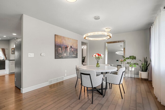 Dining room - 1401 S Holly St