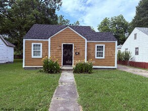 Building Photo - 2677 Larose Ave