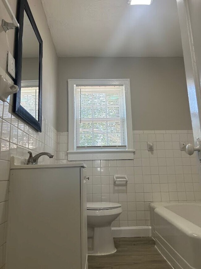 Foto del edificio - Enjoy our beautiful 3 bed 1 bath home in S...