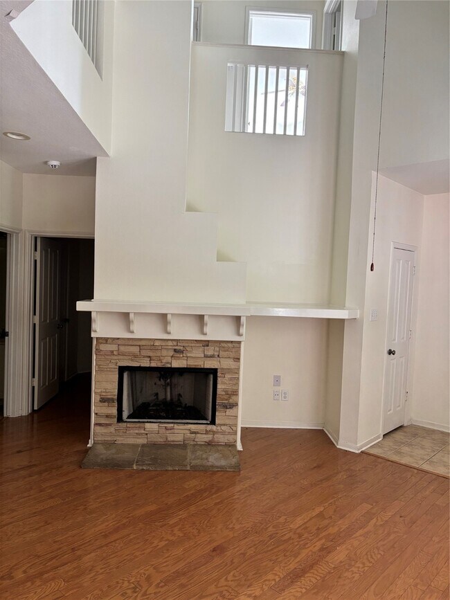 Foto del edificio - 16 Scarlet Woods Ct