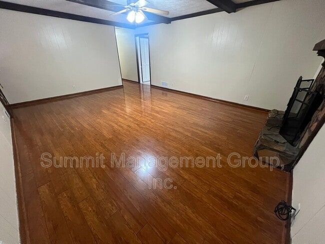 Building Photo - 916 Curry Cir SE