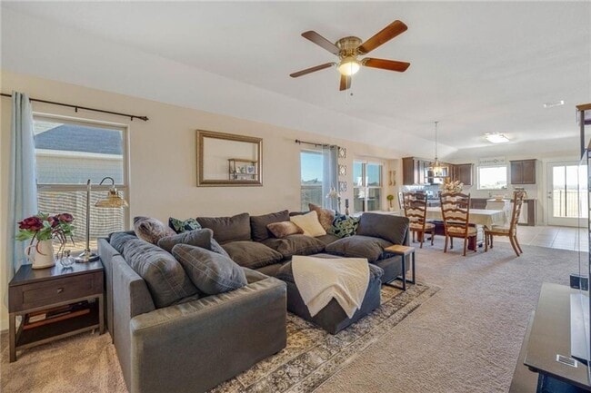 Building Photo - Warm & Inviting 3BR / 2BA Home with Large Backyard