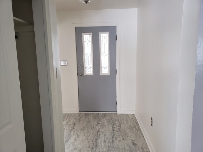 Building Photo - 1328 Oak Ln