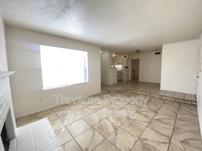 Foto del edificio - 6808 Trail Lake Dr