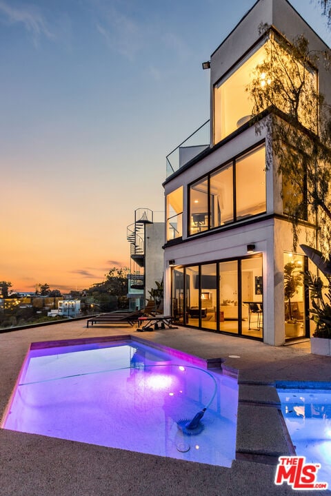 Foto del edificio - 8308 Grand View Dr