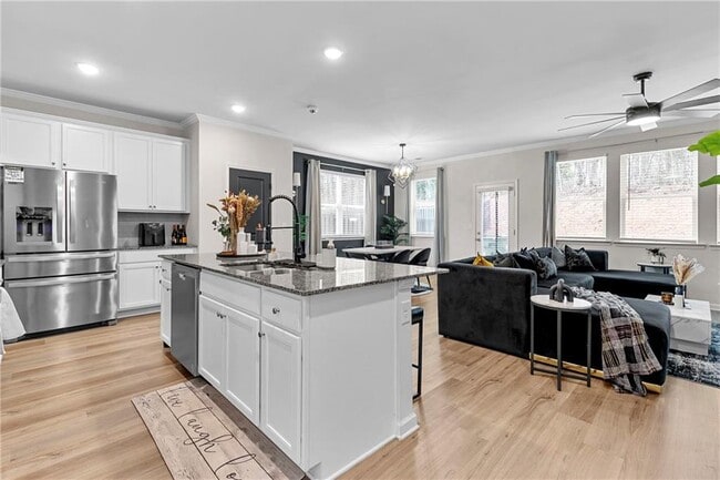 Foto del edificio - 715 River Gdns Dr