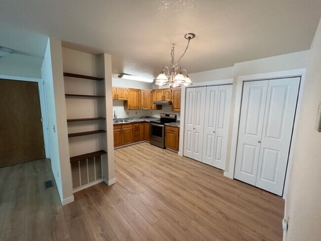 Building Photo - 2 Bedroom Condo!