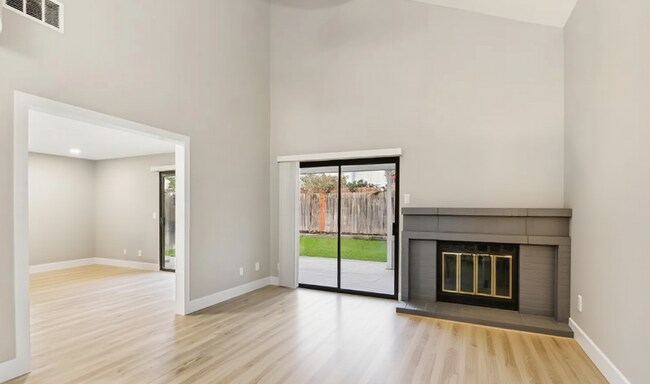 Building Photo - 3532 Del Sol Way