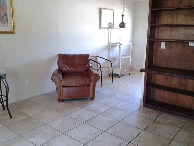 Foto del edificio - 2020 W Orangewood Ave