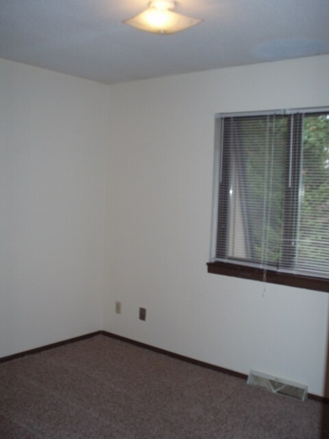 Building Photo - 529 Douglas Ave