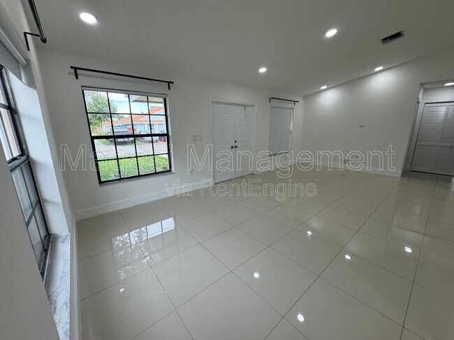 Foto del edificio - 18815 NW 83rd Ct