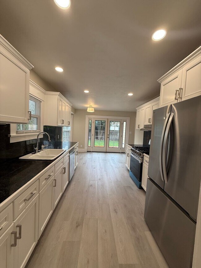 Foto del edificio - Newly updated 3 Bedroom 2 Bathroom Single Level Home in Santa Rosa's Junior College Area