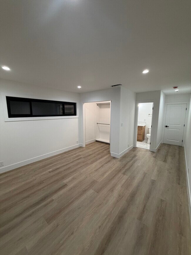 Foto del edificio - 8057 Nardian Way