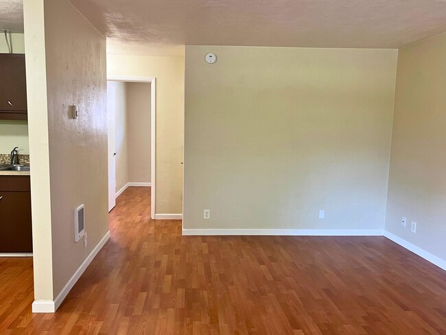 Building Photo - NEU 1333 #5- 1 Bed/1Bath Upstairs Apartment