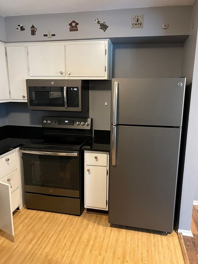 Building Photo - Beautiful 2 bedroom, 1.5 bath Condo in Wes...