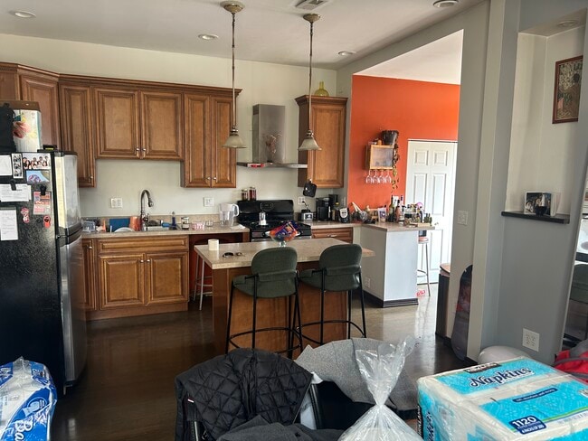 Building Photo - 3347 S Union Ave