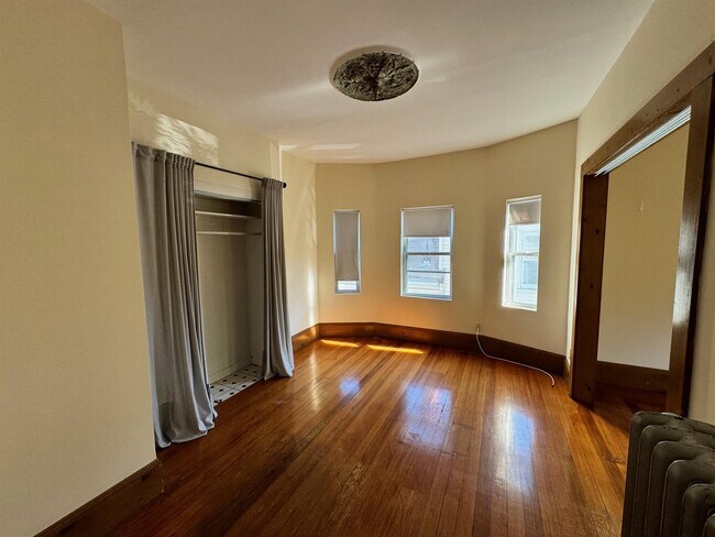 Foto del edificio - 243 Highland Ave