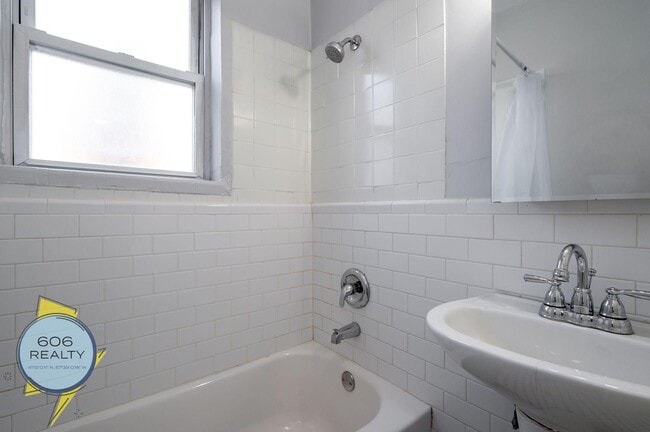 Building Photo - 6930 N Greenview Ave