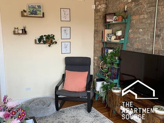 Building Photo - 850 W Fletcher St