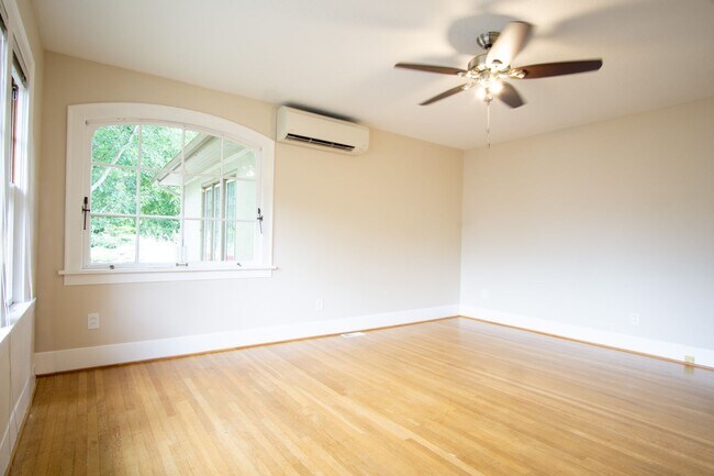Foto del edificio - Adorable 1 Bedroom Flat by Laurelhurst Park + SE Belmont!