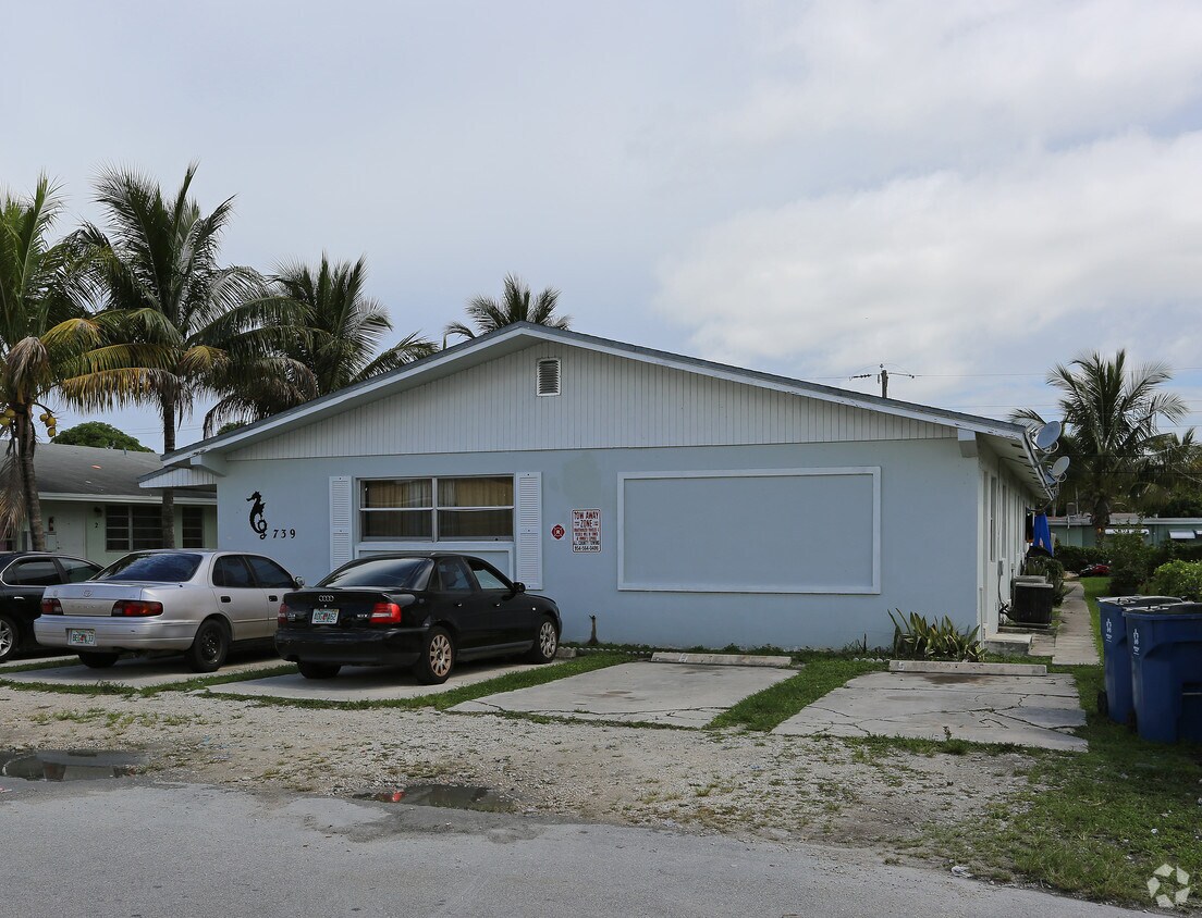 Building Photo - 739 NE 13th Ct