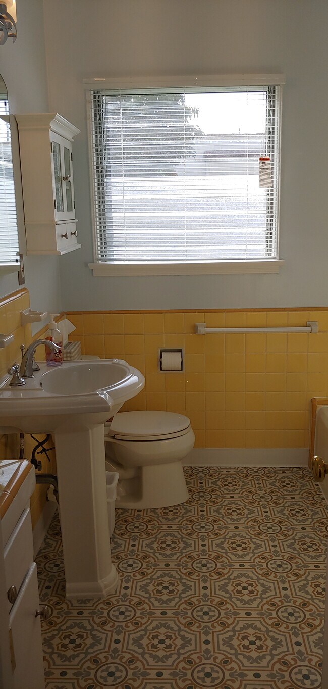 bathroom - 444 S Palm Dr