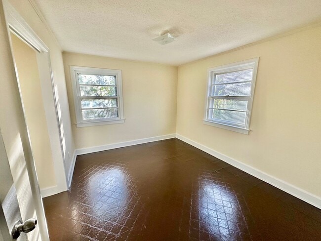 Building Photo - 1374 Amelia Ave