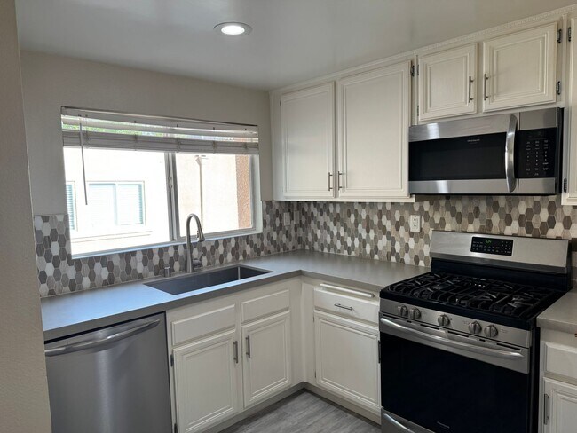 Foto del edificio - Beautiful 2-Bedroom Townhome in Stevenson Ranch!