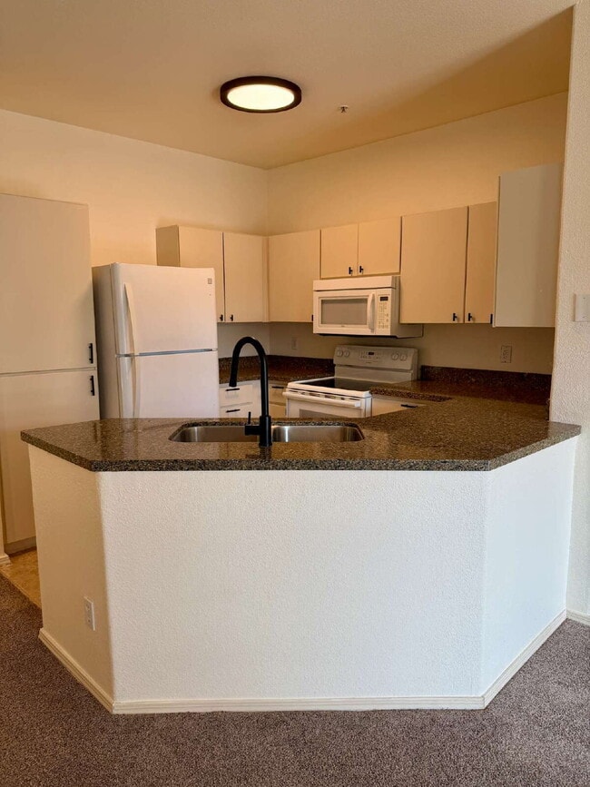 Building Photo - Don't Miss This 2 Bed/2 Bath Pinnacle at Highline Condo Available Now!