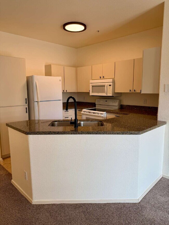 Building Photo - This 2 Bed/2 Bath Pinnacle at Highline Condo is Available Now!! Don't Miss out!!