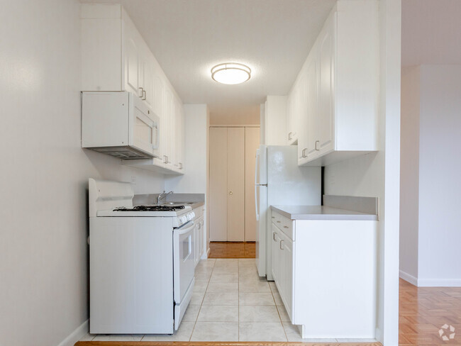 KITCHEN 2BR - Knickerbocker Plaza